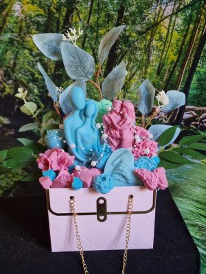 Représentation d'une création florale et couples de personnages en bougie moulée
