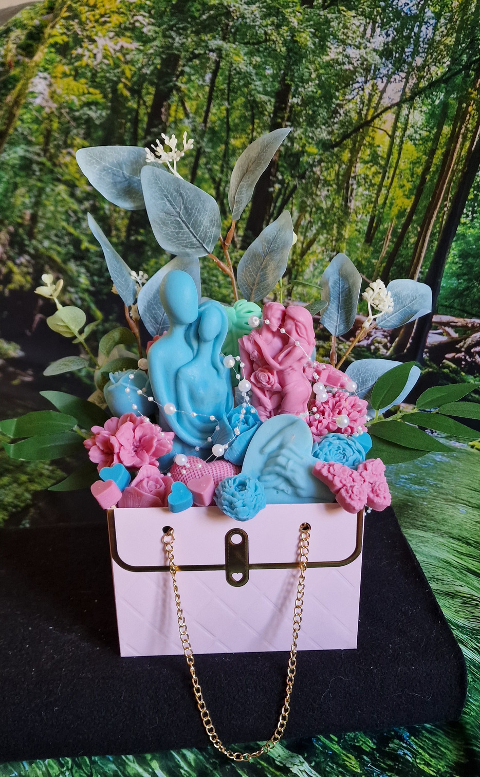 Représentation d'une création florale et couples de personnages en bougie moulée