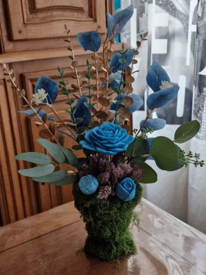 représentation d'une composition florale avec feuillage et roses et tulipe en bougie moulée