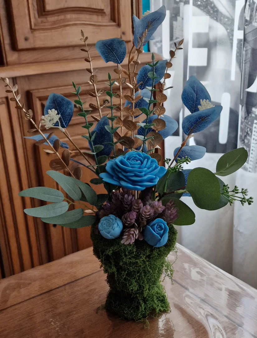 représentation d'une composition florale avec feuillage et roses et tulipe en bougie moulée