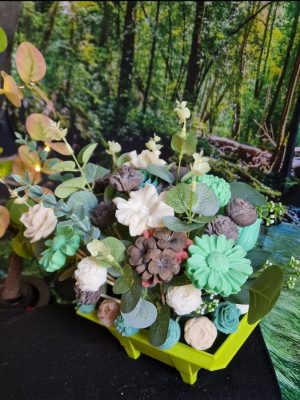 représentation d'une composition florale en bougie moulée et décor feuillage