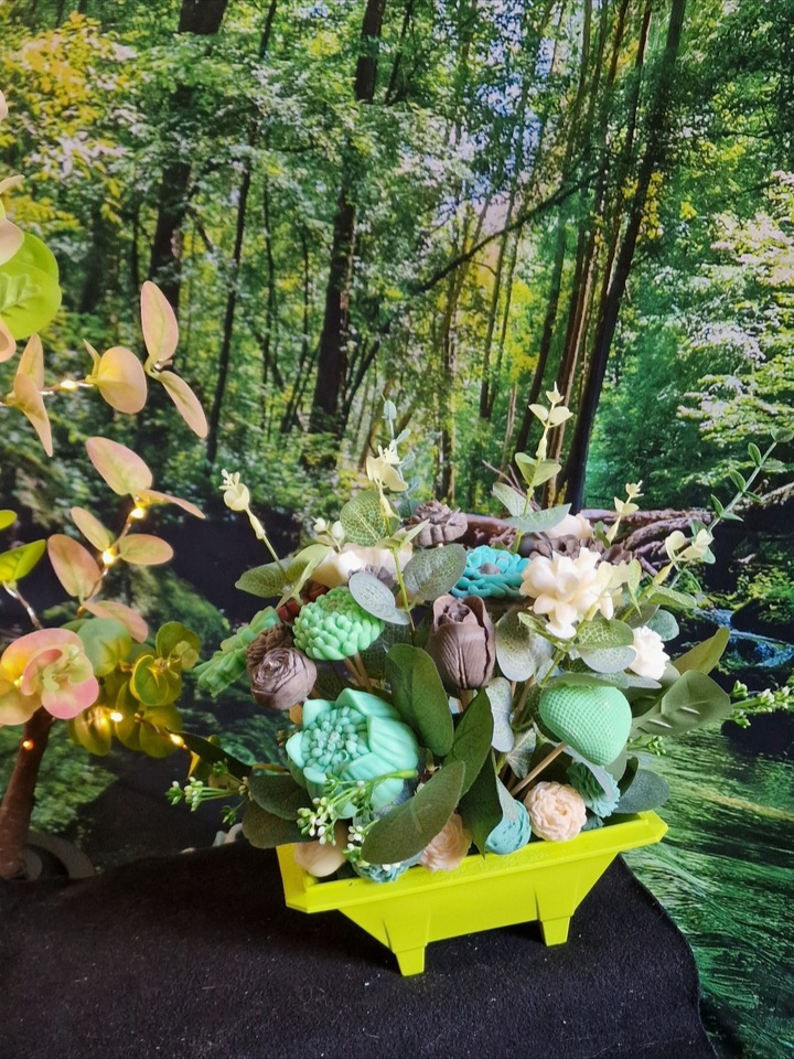 représentation d'une composition florale en bougie moulée et décor feuillage