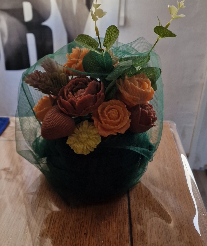 Représentation d'un bouquet de fleurs en bougie moulée verso